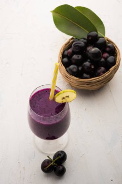 Java erik, jambolan erik, jambhul, syzygium cumini olarak da adlandırılan bir bardak ta jamun meyve suyu