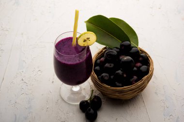 Java erik, jambolan erik, jambhul, syzygium cumini olarak da adlandırılan bir bardak ta jamun meyve suyu