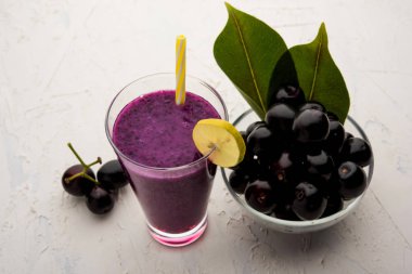 Java erik, jambolan erik, jambhul, syzygium cumini olarak da adlandırılan bir bardak ta jamun meyve suyu