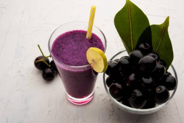 Java erik, jambolan erik, jambhul, syzygium cumini olarak da adlandırılan bir bardak ta jamun meyve suyu