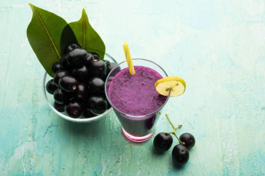 Java erik, jambolan erik, jambhul, syzygium cumini olarak da adlandırılan bir bardak ta jamun meyve suyu