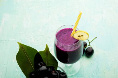 Java erik, jambolan erik, jambhul, syzygium cumini olarak da adlandırılan bir bardak ta jamun meyve suyu