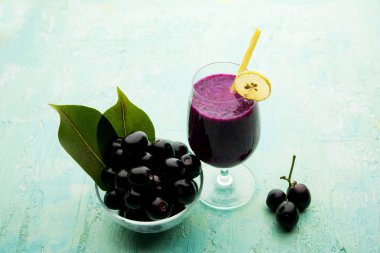Java erik, jambolan erik, jambhul, syzygium cumini olarak da adlandırılan bir bardak ta jamun meyve suyu
