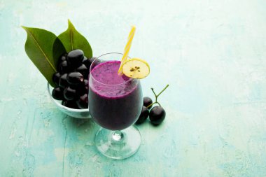 Java erik, jambolan erik, jambhul, syzygium cumini olarak da adlandırılan bir bardak ta jamun meyve suyu