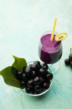 Java erik, jambolan erik, jambhul, syzygium cumini olarak da adlandırılan bir bardak ta jamun meyve suyu