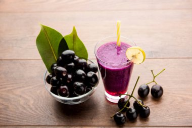 Java erik, jambolan erik, jambhul, syzygium cumini olarak da adlandırılan bir bardak ta jamun meyve suyu