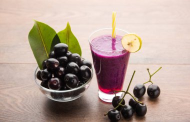 Java erik, jambolan erik, jambhul, syzygium cumini olarak da adlandırılan bir bardak ta jamun meyve suyu