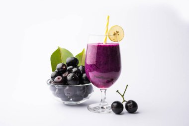 Java erik, jambolan erik, jambhul, syzygium cumini olarak da adlandırılan bir bardak ta jamun meyve suyu