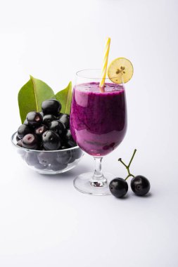 Java erik, jambolan erik, jambhul, syzygium cumini olarak da adlandırılan bir bardak ta jamun meyve suyu