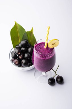 Java erik, jambolan erik, jambhul, syzygium cumini olarak da adlandırılan bir bardak ta jamun meyve suyu