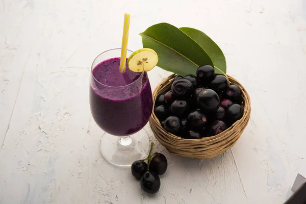 果汁的果酱水果在玻璃杯也被称为爪哇梅 果酱李子 — 图库照片