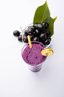Java erik, jambolan erik, jambhul, syzygium cumini olarak da adlandırılan bir bardak ta jamun meyve suyu