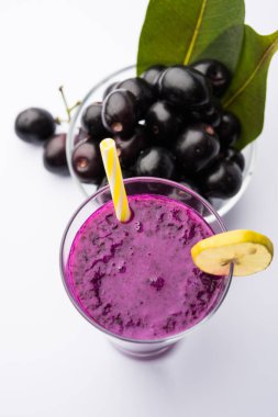 Java erik, jambolan erik, jambhul, syzygium cumini olarak da adlandırılan bir bardak ta jamun meyve suyu