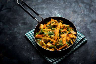 Mix sebze köri - Hint ana yemek tarifi havuç, karnabahar, yeşil bezelye ve fasulye, bebek mısır, kırmızı biber ve paneer / yazlık peynir geleneksel masala ve köri, seçici odak içerir