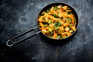 Mix sebze köri - Hint ana yemek tarifi havuç, karnabahar, yeşil bezelye ve fasulye, bebek mısır, kırmızı biber ve paneer / yazlık peynir geleneksel masala ve köri, seçici odak içerir