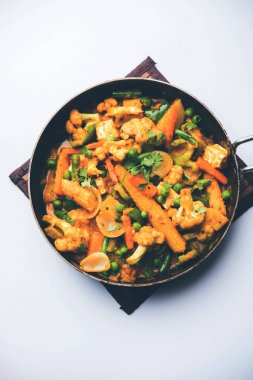 Mix sebze köri - Hint ana yemek tarifi havuç, karnabahar, yeşil bezelye ve fasulye, bebek mısır, kırmızı biber ve paneer / yazlık peynir geleneksel masala ve köri, seçici odak içerir