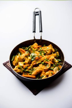 Mix sebze köri - Hint ana yemek tarifi havuç, karnabahar, yeşil bezelye ve fasulye, bebek mısır, kırmızı biber ve paneer / yazlık peynir geleneksel masala ve köri, seçici odak içerir