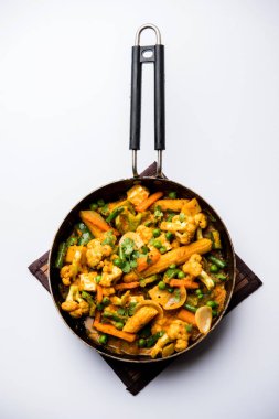 Mix sebze köri - Hint ana yemek tarifi havuç, karnabahar, yeşil bezelye ve fasulye, bebek mısır, kırmızı biber ve paneer / yazlık peynir geleneksel masala ve köri, seçici odak içerir