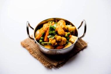 Mix sebze köri - Hint ana yemek tarifi havuç, karnabahar, yeşil bezelye ve fasulye, bebek mısır, kırmızı biber ve paneer / yazlık peynir geleneksel masala ve köri, seçici odak içerir