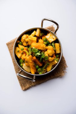 Mix sebze köri - Hint ana yemek tarifi havuç, karnabahar, yeşil bezelye ve fasulye, bebek mısır, kırmızı biber ve paneer / yazlık peynir geleneksel masala ve köri, seçici odak içerir