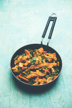 Mix sebze köri - Hint ana yemek tarifi havuç, karnabahar, yeşil bezelye ve fasulye, bebek mısır, kırmızı biber ve paneer / yazlık peynir geleneksel masala ve köri, seçici odak içerir