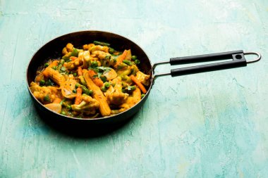 Mix sebze köri - Hint ana yemek tarifi havuç, karnabahar, yeşil bezelye ve fasulye, bebek mısır, kırmızı biber ve paneer / yazlık peynir geleneksel masala ve köri, seçici odak içerir