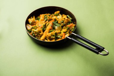 Mix sebze köri - Hint ana yemek tarifi havuç, karnabahar, yeşil bezelye ve fasulye, bebek mısır, kırmızı biber ve paneer / yazlık peynir geleneksel masala ve köri, seçici odak içerir