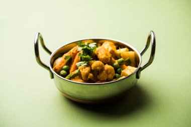 Mix sebze köri - Hint ana yemek tarifi havuç, karnabahar, yeşil bezelye ve fasulye, bebek mısır, kırmızı biber ve paneer / yazlık peynir geleneksel masala ve köri, seçici odak içerir