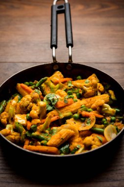 Mix sebze köri - Hint ana yemek tarifi havuç, karnabahar, yeşil bezelye ve fasulye, bebek mısır, kırmızı biber ve paneer / yazlık peynir geleneksel masala ve köri, seçici odak içerir