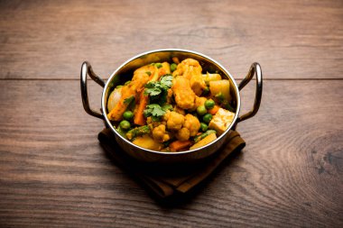 Mix sebze köri - Hint ana yemek tarifi havuç, karnabahar, yeşil bezelye ve fasulye, bebek mısır, kırmızı biber ve paneer / yazlık peynir geleneksel masala ve köri, seçici odak içerir