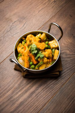 Mix sebze köri - Hint ana yemek tarifi havuç, karnabahar, yeşil bezelye ve fasulye, bebek mısır, kırmızı biber ve paneer / yazlık peynir geleneksel masala ve köri, seçici odak içerir