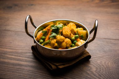 Mix sebze köri - Hint ana yemek tarifi havuç, karnabahar, yeşil bezelye ve fasulye, bebek mısır, kırmızı biber ve paneer / yazlık peynir geleneksel masala ve köri, seçici odak içerir