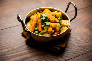 Mix sebze köri - Hint ana yemek tarifi havuç, karnabahar, yeşil bezelye ve fasulye, bebek mısır, kırmızı biber ve paneer / yazlık peynir geleneksel masala ve köri, seçici odak içerir