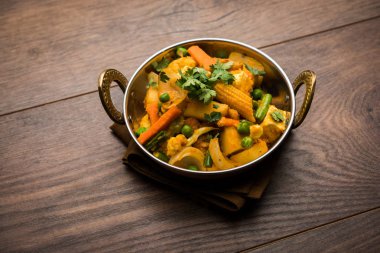 Mix sebze köri - Hint ana yemek tarifi havuç, karnabahar, yeşil bezelye ve fasulye, bebek mısır, kırmızı biber ve paneer / yazlık peynir geleneksel masala ve köri, seçici odak içerir