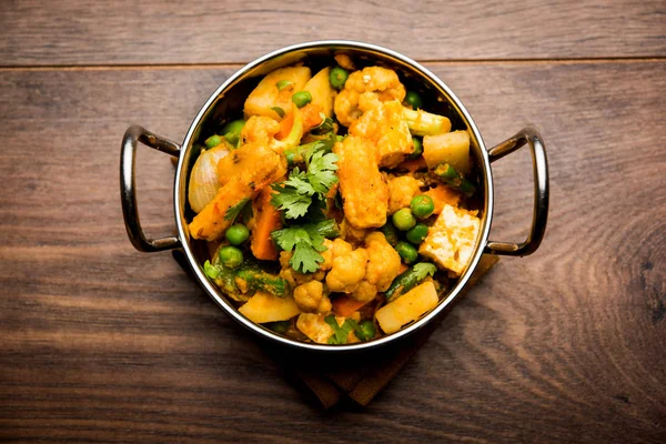 混合蔬菜咖喱 印度主菜食谱包含胡萝卜 花椰菜 绿豌豆和豆类 婴儿玉米 辣椒和窗格 棉花奶酪与传统的玛萨拉和咖喱 选择性的焦点 — 图库照片