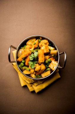 Mix sebze köri - Hint ana yemek tarifi havuç, karnabahar, yeşil bezelye ve fasulye, bebek mısır, kırmızı biber ve paneer / yazlık peynir geleneksel masala ve köri, seçici odak içerir