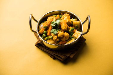 Mix sebze köri - Hint ana yemek tarifi havuç, karnabahar, yeşil bezelye ve fasulye, bebek mısır, kırmızı biber ve paneer / yazlık peynir geleneksel masala ve köri, seçici odak içerir