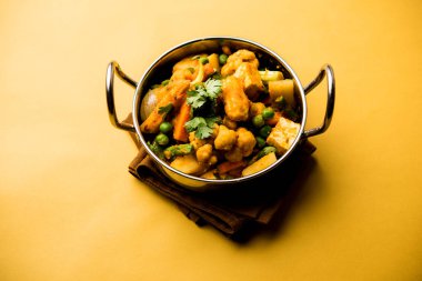 Mix sebze köri - Hint ana yemek tarifi havuç, karnabahar, yeşil bezelye ve fasulye, bebek mısır, kırmızı biber ve paneer / yazlık peynir geleneksel masala ve köri, seçici odak içerir