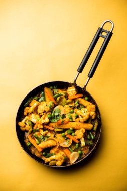 Mix sebze köri - Hint ana yemek tarifi havuç, karnabahar, yeşil bezelye ve fasulye, bebek mısır, kırmızı biber ve paneer / yazlık peynir geleneksel masala ve köri, seçici odak içerir