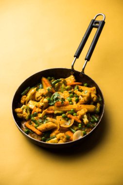 Mix sebze köri - Hint ana yemek tarifi havuç, karnabahar, yeşil bezelye ve fasulye, bebek mısır, kırmızı biber ve paneer / yazlık peynir geleneksel masala ve köri, seçici odak içerir