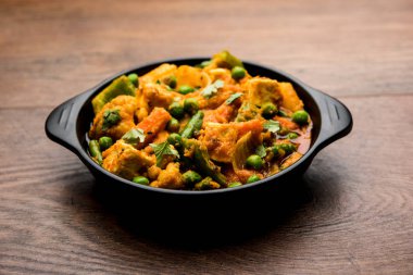 Mix sebze köri - Hint ana yemek tarifi havuç, karnabahar, yeşil bezelye ve fasulye, bebek mısır, kırmızı biber ve paneer / yazlık peynir geleneksel masala ve köri, seçici odak içerir