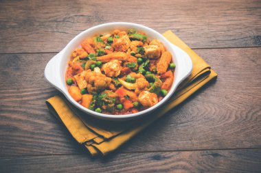 Mix sebze köri - Hint ana yemek tarifi havuç, karnabahar, yeşil bezelye ve fasulye, bebek mısır, kırmızı biber ve paneer / yazlık peynir geleneksel masala ve köri, seçici odak içerir