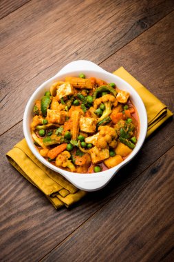 Mix sebze köri - Hint ana yemek tarifi havuç, karnabahar, yeşil bezelye ve fasulye, bebek mısır, kırmızı biber ve paneer / yazlık peynir geleneksel masala ve köri, seçici odak içerir