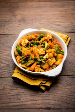 Mix sebze köri - Hint ana yemek tarifi havuç, karnabahar, yeşil bezelye ve fasulye, bebek mısır, kırmızı biber ve paneer / yazlık peynir geleneksel masala ve köri, seçici odak içerir