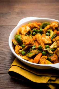 Mix sebze köri - Hint ana yemek tarifi havuç, karnabahar, yeşil bezelye ve fasulye, bebek mısır, kırmızı biber ve paneer / yazlık peynir geleneksel masala ve köri, seçici odak içerir