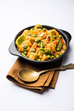 Mix sebze köri - Hint ana yemek tarifi havuç, karnabahar, yeşil bezelye ve fasulye, bebek mısır, kırmızı biber ve paneer / yazlık peynir geleneksel masala ve köri, seçici odak içerir