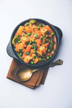 Mix sebze köri - Hint ana yemek tarifi havuç, karnabahar, yeşil bezelye ve fasulye, bebek mısır, kırmızı biber ve paneer / yazlık peynir geleneksel masala ve köri, seçici odak içerir