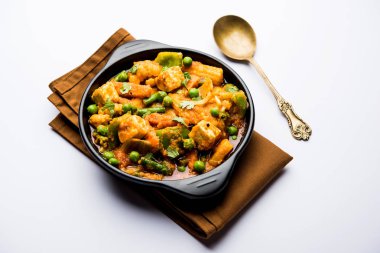 Mix sebze köri - Hint ana yemek tarifi havuç, karnabahar, yeşil bezelye ve fasulye, bebek mısır, kırmızı biber ve paneer / yazlık peynir geleneksel masala ve köri, seçici odak içerir