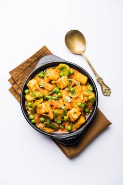 Mix sebze köri - Hint ana yemek tarifi havuç, karnabahar, yeşil bezelye ve fasulye, bebek mısır, kırmızı biber ve paneer / yazlık peynir geleneksel masala ve köri, seçici odak içerir