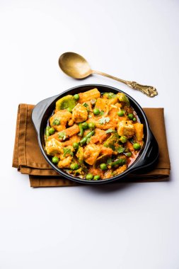 Mix sebze köri - Hint ana yemek tarifi havuç, karnabahar, yeşil bezelye ve fasulye, bebek mısır, kırmızı biber ve paneer / yazlık peynir geleneksel masala ve köri, seçici odak içerir